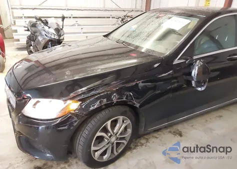 2016 Mercedes-Benz C 300 4Matic z USA, uszkodzony, nr VIN 55SWF4KB6GU171070